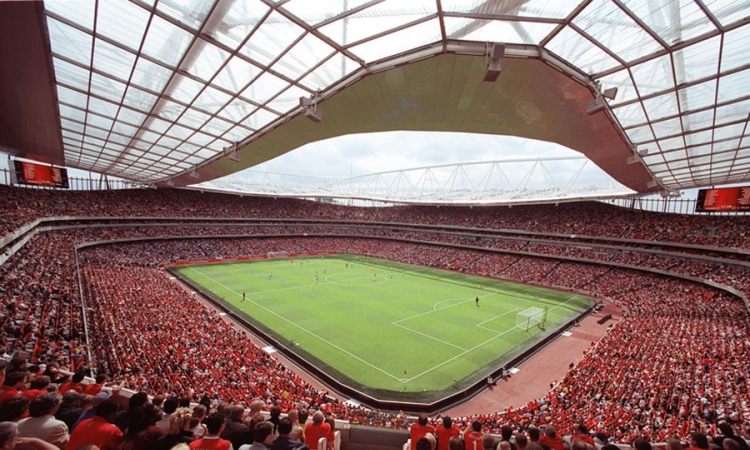 Arsenal "guli kožu s leđa"