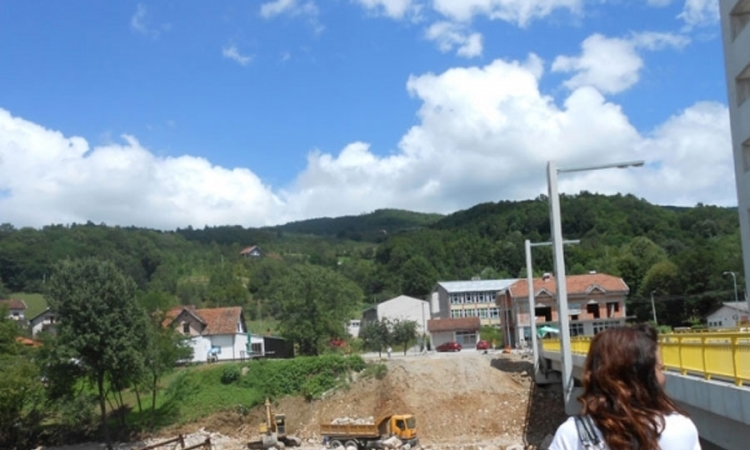 Ostaci mostova prijete kupačima