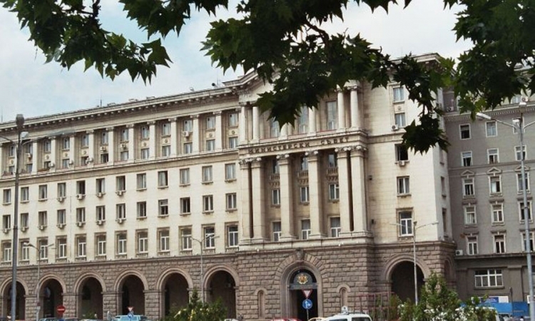 Pala vlada, građani protiv bavljenja politikom