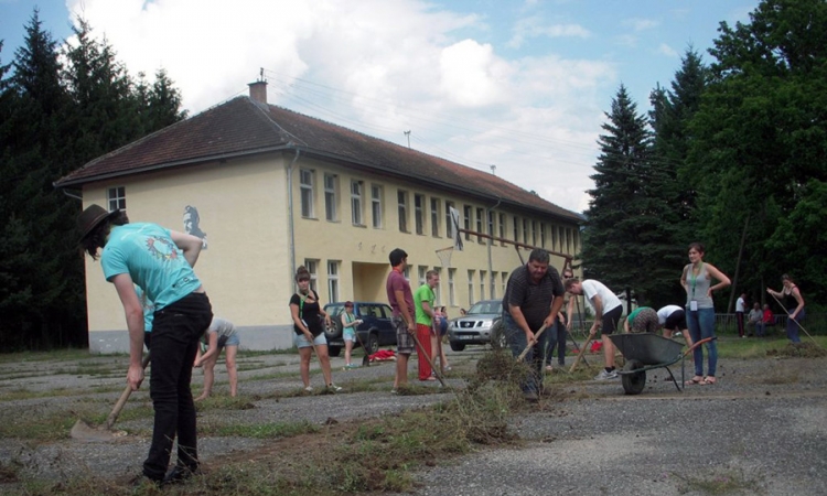 Volonteri uredili školu i sportski centar
