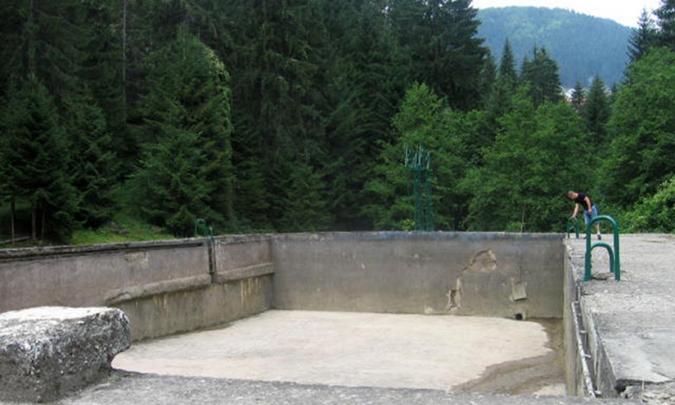 Omladina očistila bazen za kupanje
