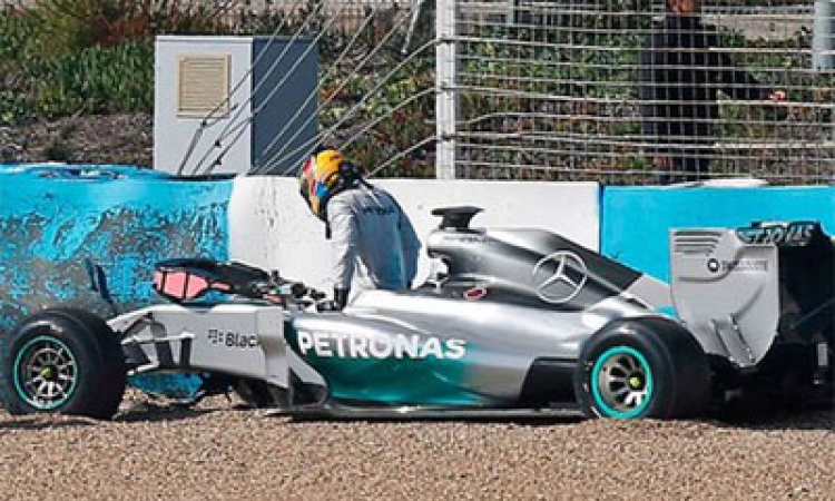 Hamilton ponovo imao peh, zapalio mu se bolid