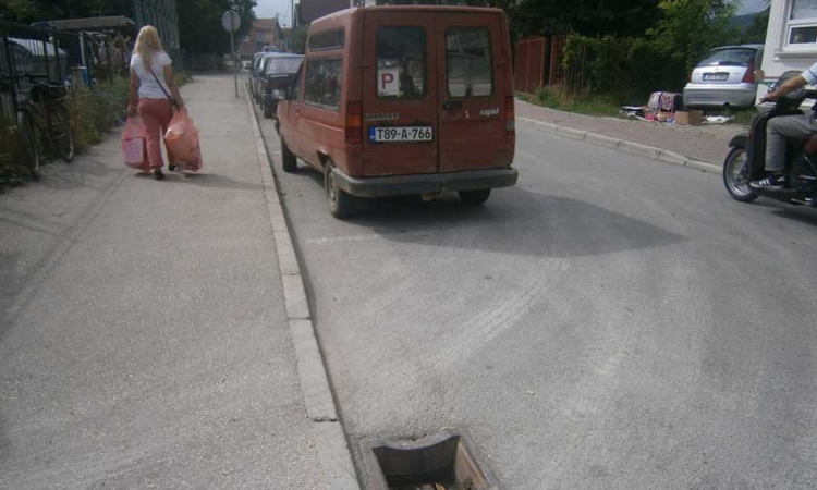 Kradu i poklopce sa šahtova