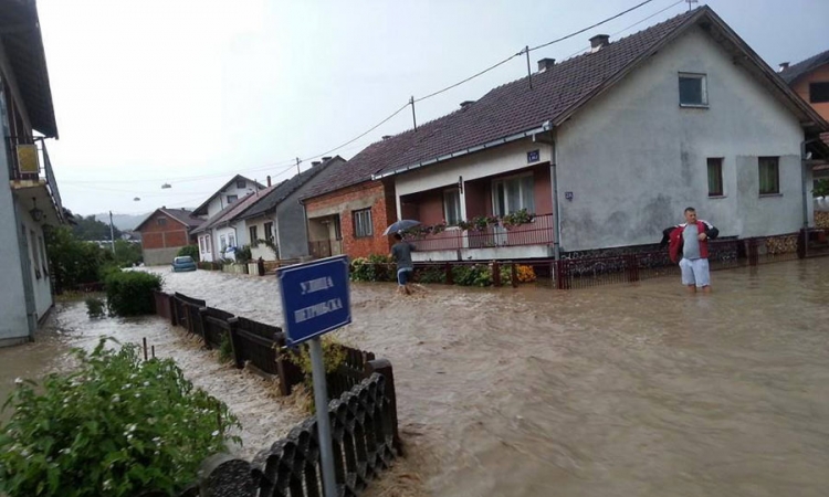 Za nekoliko minuta potopljeno 100 kuća