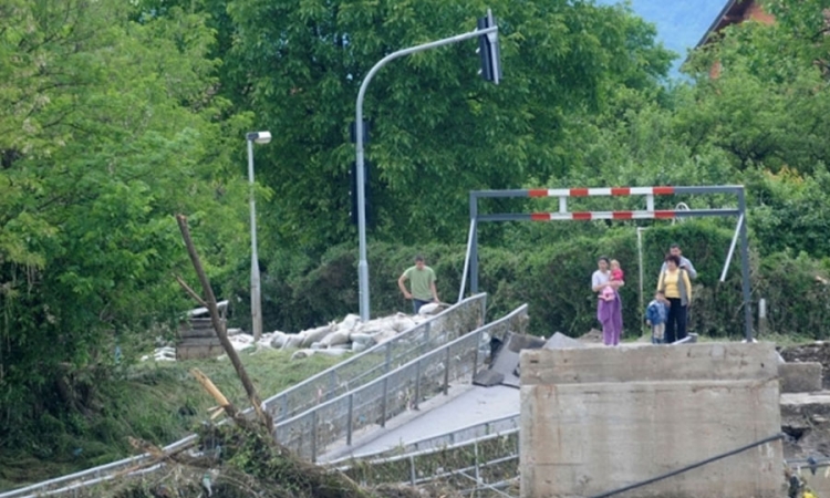 Počinje izvlačenje srušenih mostova