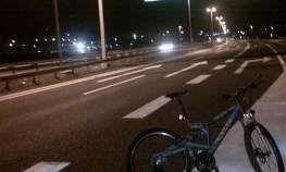 Spašen muškarac sa biciklom na autoputu