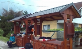 Postavljeni štandovi za prodaju suvenira