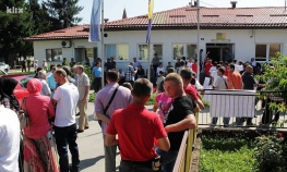 Mještani Željeznog Polja postavili šatore ispred opštine