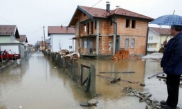 U Gračanici katastrofalna situacija, voda i dalje raste