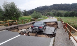 Bujica odnijela most kod Ugljevika, audi ostao zarobljen