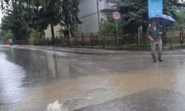 Iz slivnika izbijalo kao iz fontana
