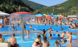 Bazene u Foči dnevno posjeti 1.000 kupača