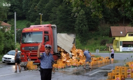 Otvorila se prikolica šlepera, gajbe s pivom se rasule po ulici