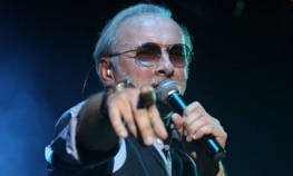 Dino Merlin prihvatio izazov, polio se vodom pred publikom 