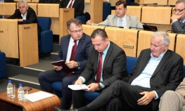 Obezbijeđeno 100 miliona, ljudi još žive pod šatorima