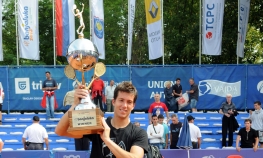 Bedene brani titulu, Troicki napada