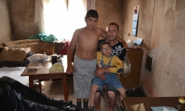 Samohrani otac ne da svoje sinove