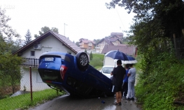Automobil se prevrnuo na ulici na Laušu