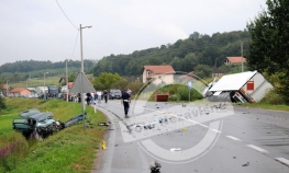 Stravično: Žena poginula na stajalištu, vozač povrijeđen