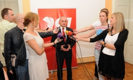 "Ruka ruci - mi smo socijalisti" slogan SP-a