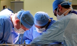 Čistačica asistirala pri operaciji