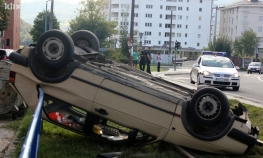 Automobil se prevrnuo i završio na autobuskom stajalištu