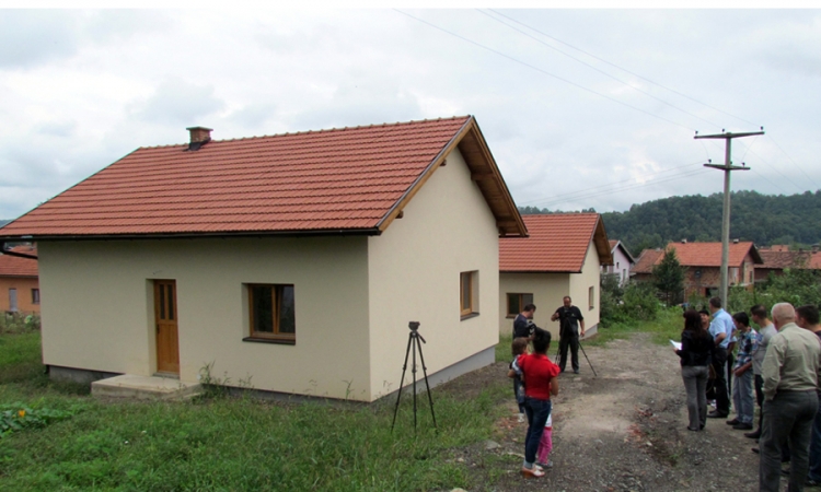 Stanovi za dvije romske porodice