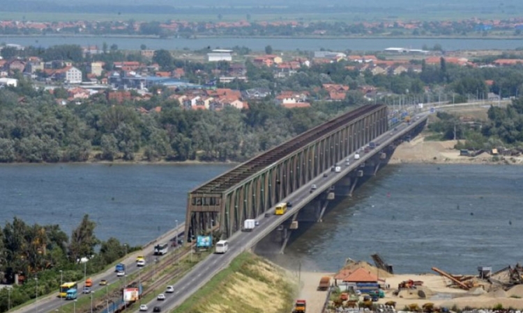 Brod udario u Pančevački most 