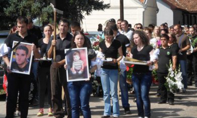 Strašna slika: Beba i stric sahranjeni jedan pored drugog