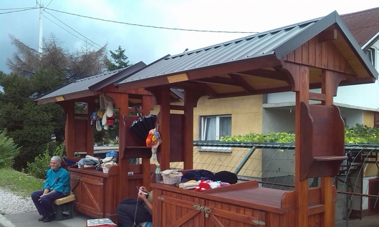 Postavljeni štandovi za prodaju suvenira