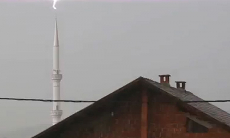 Grom udario u minaret