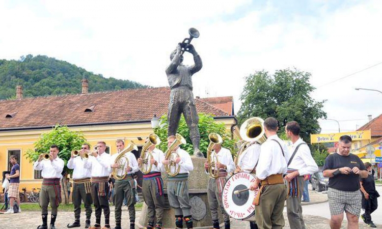 Guča uz protest i ženu s trubom