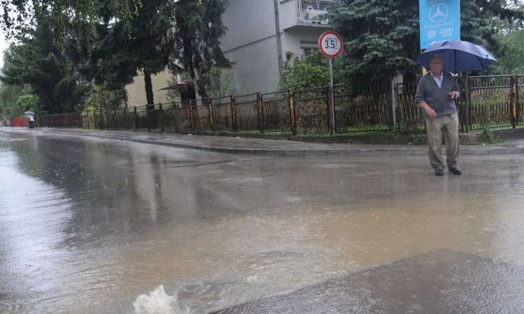 Iz slivnika izbijalo kao iz fontana