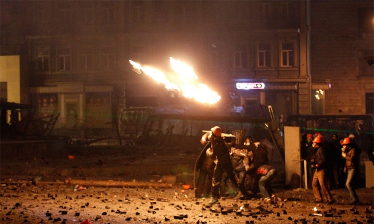 Sukob komunalnih radnika i demonstranata na Majdanu