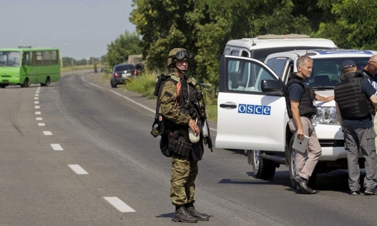 Kolone  čekaju da pređe iz Ukrajine u Rusiju