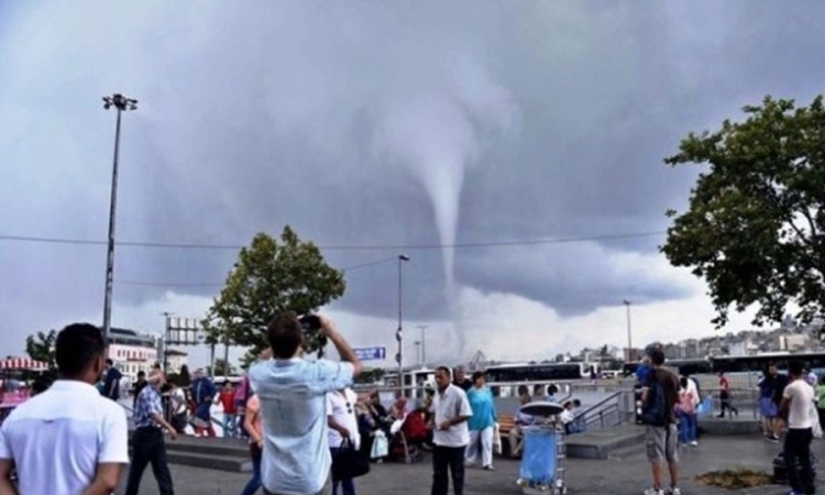  Veliko nevrijeme zahvatilo Istanbul           