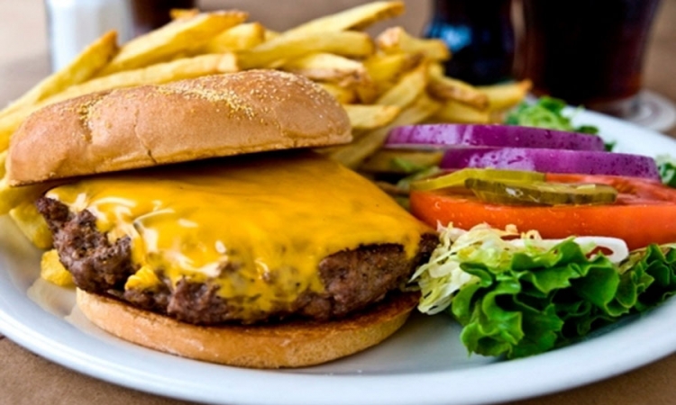 Pogledajte šta se dešava kad pojedete čizburger