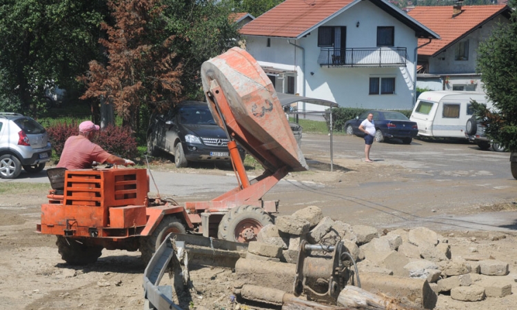 Čiste ulice od smeća i mulja, problemi s klizištima