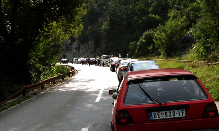 Kolone na graničnom prelazu Vardište