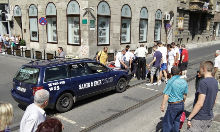 Taksi udario pješaka kod Latinske ćuprije