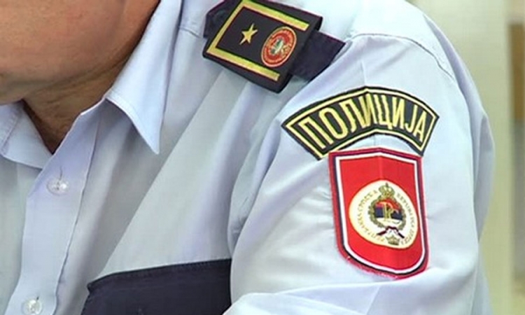 Zbog mržnje oštetio vozila policajaca