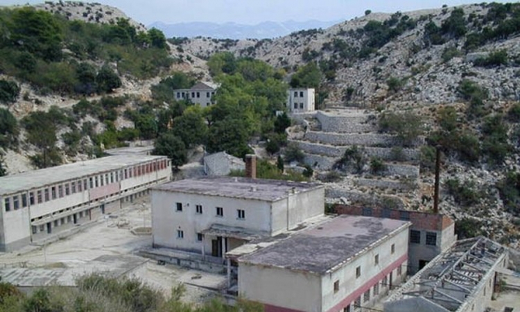 Prodaja Golog otoka i kontroverze