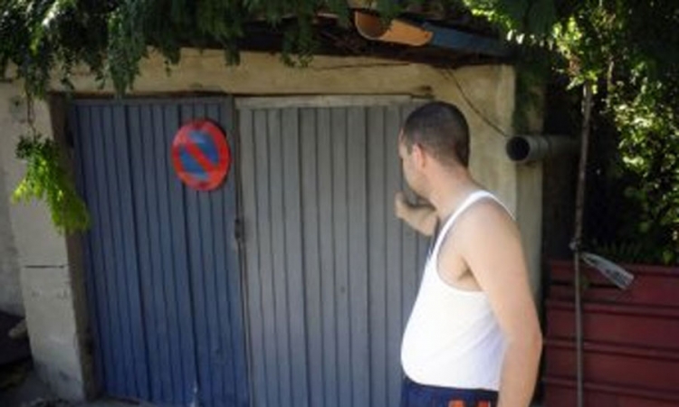 Ženi smrskao glavu, pa je bacio u kanal