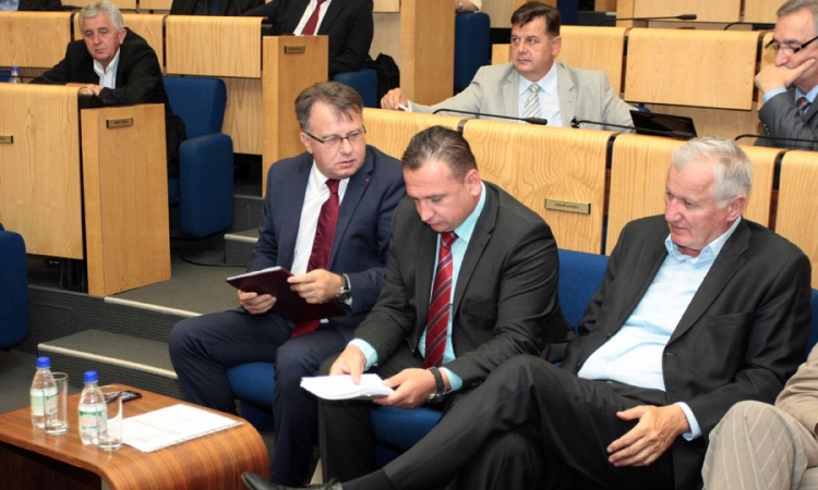Obezbijeđeno 100 miliona, ljudi još žive pod šatorima