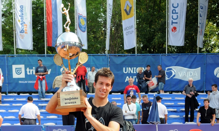 Bedene brani titulu, Troicki napada