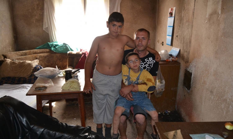 Samohrani otac ne da svoje sinove
