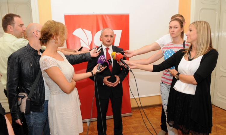 "Ruka ruci - mi smo socijalisti" slogan SP-a