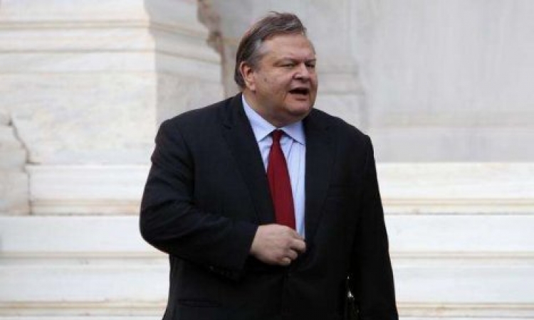 Avion sa grčkim šefom diplomatije prinudno sletio u Solun