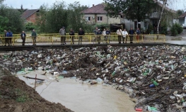 Zbog smeća poplavljen dio Brke, u Štrepcima presječen put