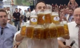 Konobar nosio 27 krigli piva odjednom